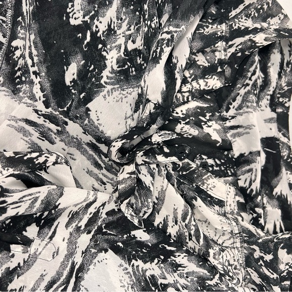 Lane Bryant Blouse Plus Size 22 24 3X Black White Print V Neck Roll Tab Sleeves - Picture 12 of 14